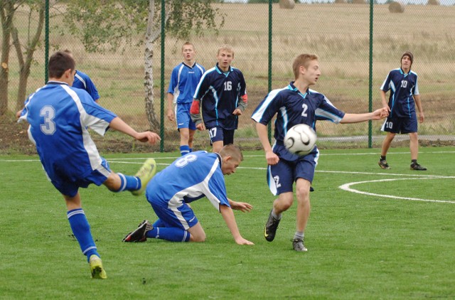 W Turnieju Piłki Nożnej, rozegranym z okazji otwarcia boiska, wzięły udział drużyny z czterech gimnazjów. Puchar ufundowany przez Henryka Brodę, wójta gminy Będzino, wygrał Biesiekierz, pokonując Mścice, Tymień i Mielno.
