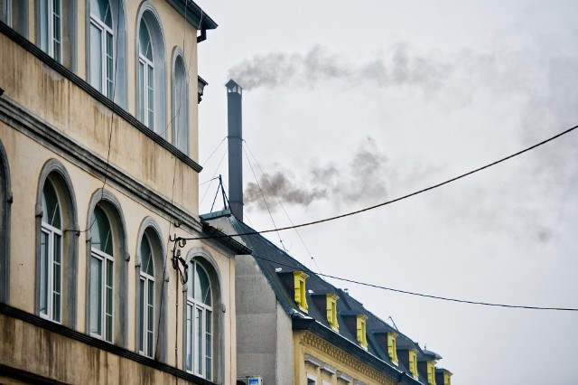 Długo nie musieliśmy wczoraj szukać dymiących kominów. O godz. 13.30 tak dymiło nad ulicą Mickiewicza. W okolicach Dużego Rynku podobne dymy niestety nie są rzadkością