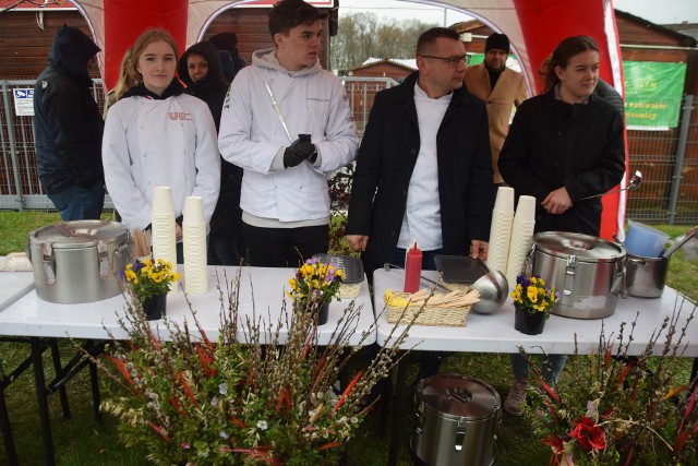 Zupę przygotowali uczniowie i nauczyciele z gorzowskiego Gastronomika.