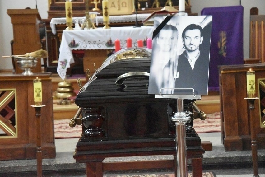 Pogrzeb Gabriela Seweryna ZDJĘCIA. Oni przybyli pożegnać celebrytę znanego z programu „Królowych życia"