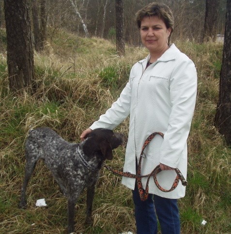 Pani Wiesława lubi spacery po lesie z psem