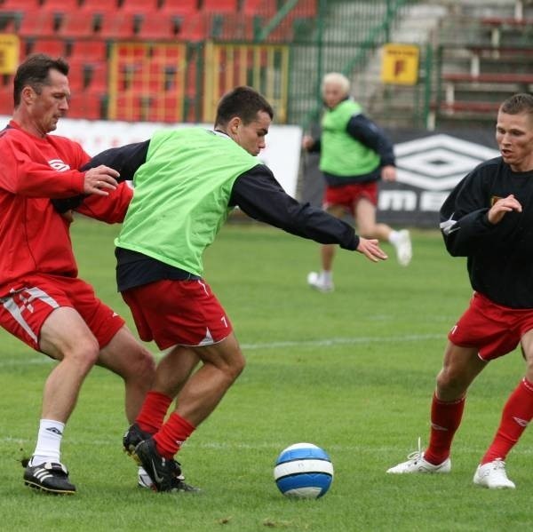 Wczoraj w wewnętrznej gierce wziął też udział trener Jacek Zieliński (z lewej). W środku Tomasz Nowak, o którego pytal selekcjoner kadry narodowej.
