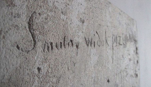 "Smutny widok przez ...&#8221; to napis wyryty na klasztornej ścianie przed ponad stu laty. Kto wie? Może autorem tych słów jest jedyny mieszkaniec tego klasztoru.