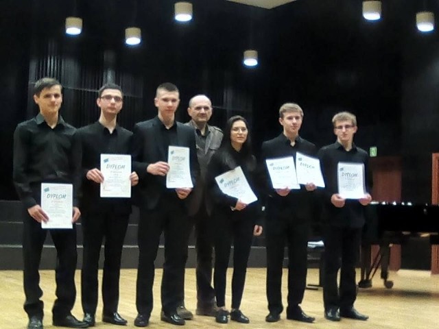 Sekstet akordeonowy zdobył II miejsce w kategorii zespołów średnich szkół muzycznych, w środku Krzysztof Garbacz