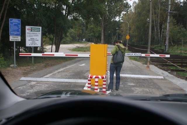 Przy szlabanach znajdują się duże tablice informujące o tym, że opłaty klient może uiścić w recepcji hotelu Gromada.