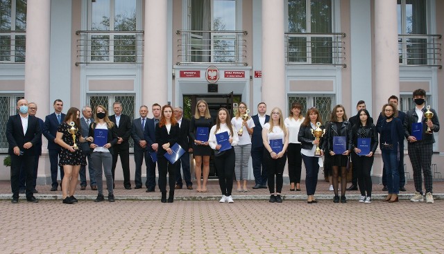 Stypendyści i najlepsi sportowcy nagrodzeni przez starostę buskiego.