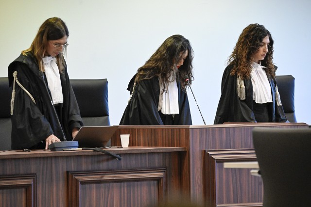 Sędzia Brigida Cavasino ( w środku), przez godzinę i 40 minut odczytywała wyroki