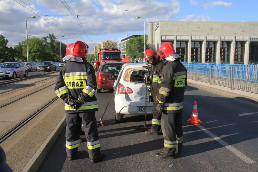 Wrocław: Wypadek na moście Pokoju. Pl. Społeczny był zakorkowany (ZDJĘCIA)