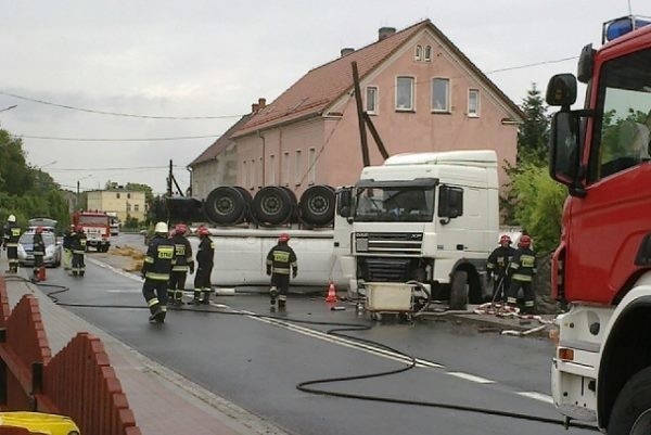 Na miejscu są cztery zastępy strażaków.