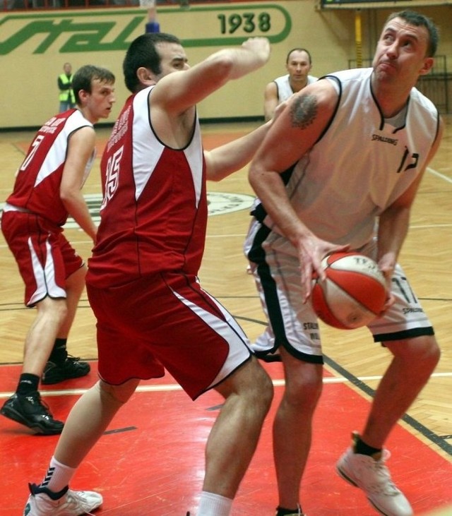 Koszykarze Stali Stalowa Wola (z piłką Tomasz Andrzejewski) pokonali u siebie AZS AWF Katowice.