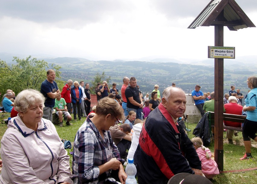 Odkryj Beskid Wyspowy. 53 złote rysie na Miejskiej Górze. W niedzielę szczyt zdobyło ponad 700 turystów