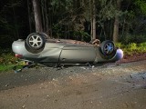 Groźny wypadek w gminie Sienno, samochód osobowy wypadł z drogi i dachował w rowie. Ranne dwie osoby