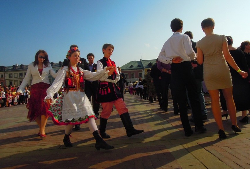 Zamościanie pobili rekord Guinessa w tańczeniu poloneza