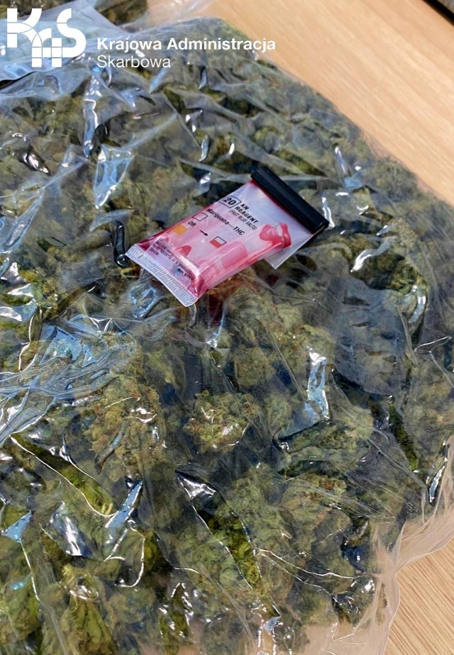 Dolnośląska KAS znalazła narkotyki i ecstase. Narkotyki były ukryty w paczkach po chipsach i przesyłkach kurierskich.