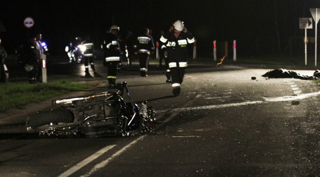 Motocykl został doszczętnie zniszczony, mercedes wpadł do rowu.
