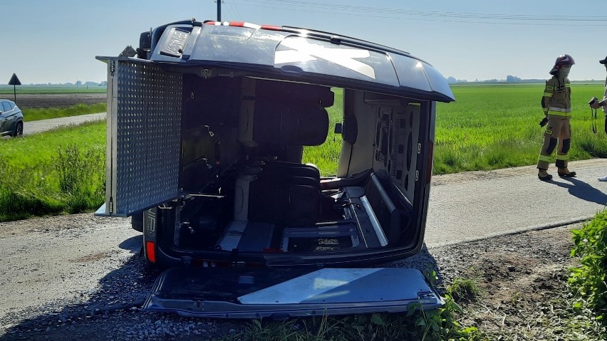 Wypadek drogowy w Skrajni Blizanowskiej pod Kaliszem. Bus przewożący dzieci  zderzył się z osobówką | Głos Wielkopolski