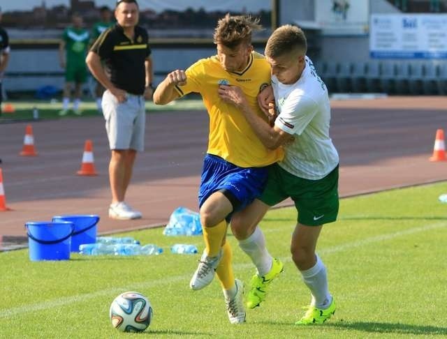 Boczny obrońca Elany Toruń Adrian Wróblewski (w zółto-niebieskim stroju) w sobotę zagra przeciwko swojej byłej drużynie