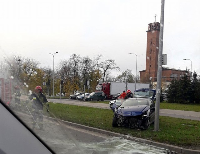 Na rondzie generała Maczka w Bydgoszczy doszło do kolizji dwóch samochodów osobowych. Kierowca peugeota nie dostosował się do sygnalizacji świetlnej i zderzył się z volkswagenem.Na miejsce zostali wezwani strażacy, którzy usuwali plamę oleju z jednego z aut.W zdarzeniu nikt nie ucierpiał. Kierowca, który spowodował kolizję został ukarany mandatem. Na miejscu nie ma już utrudnień w ruchu. Pogoda na 13 i 14 listopada