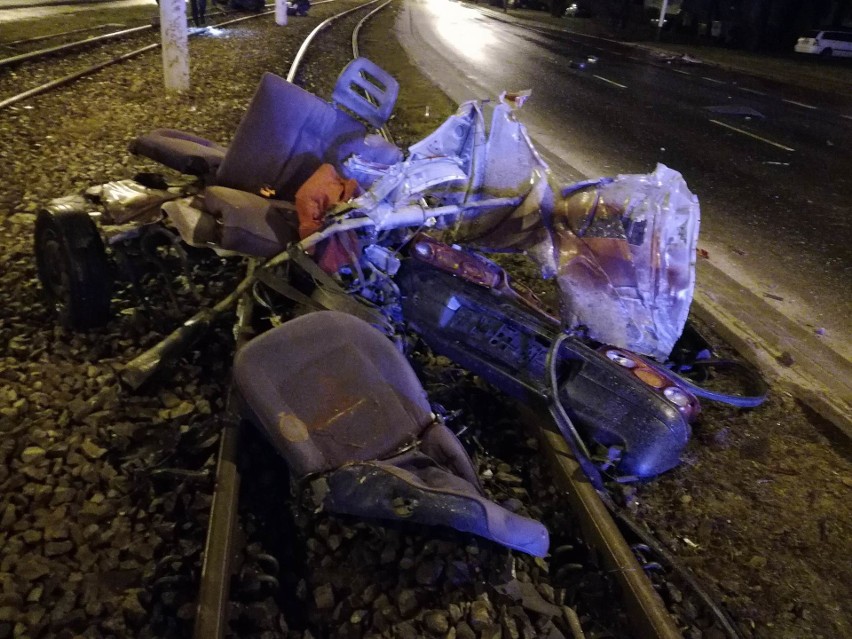 Śmiertelny wypadek na Włókniarzy. Fiat wjechał w torowisko. Jedna osoba zginęła