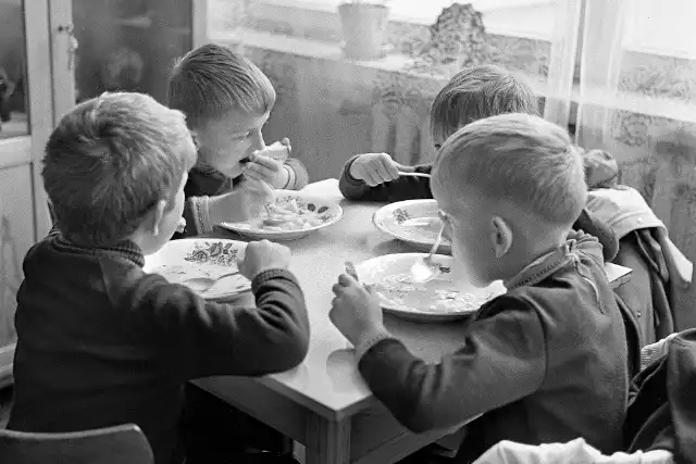 Dzieci w przedszkolu podczas posiłku. Zdjęcie wykonano w 1974 roku w Warszawie. W naszej galerii możecie zobaczyć posiłki gotowane dzieciom przez przedszkolne kucharki.