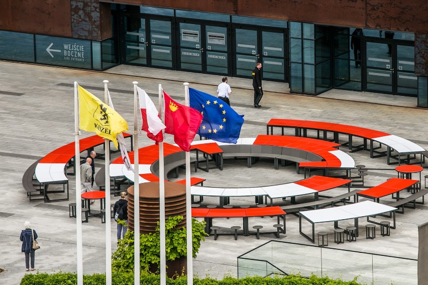 Przed Europejskim Centrum Solidarności stanął okrągły stół. Instalacja będzie jednym z elementów Święta Wolności i Solidarności