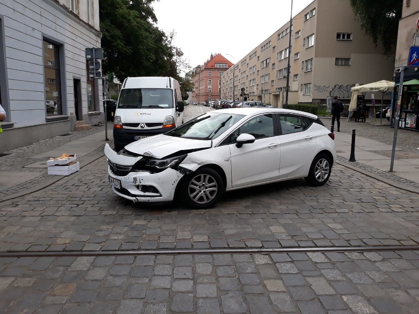 Wypadek na Szewskiej. Zderzenie tramwaju z autem osobowym