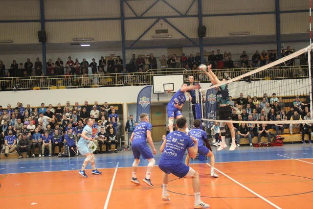 Przy szczelnie wypełnionej hai sportowej w radomsku METPRIM Volley Radomsko grał z Volley Team Żychlin o awans do II ligi