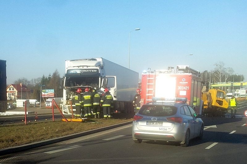 Porosły. Rosyjski tir wjechał w zamiatarkę na S8 (zdjęcia)