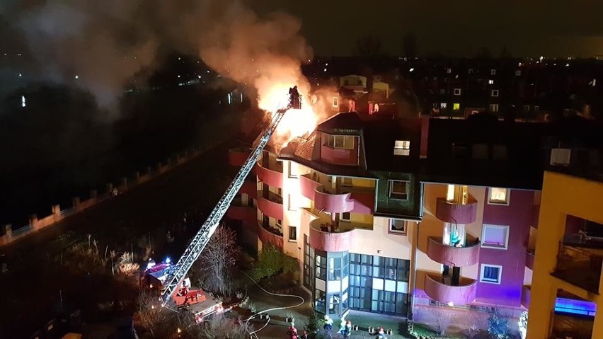 Duży pożar w budynku przy mostach Warszawskich (ZDJĘCIA)