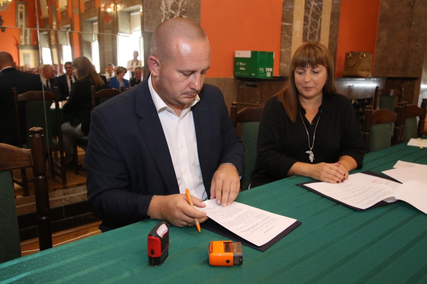 Umowę podpisuje burmistrz Jędrzejowa Marcin Piszczek