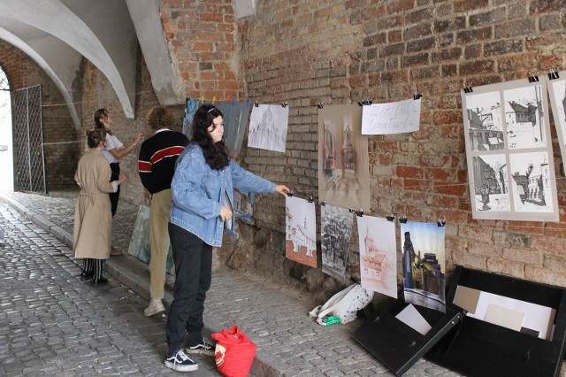 Wystawę obrazów, czyli jak zmalowali nam Chełmno studenci, obejrzeliśmy przy Bramie Grudziądzkiej