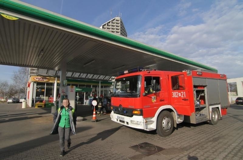 Wrocław: Wyciek paliwa z renault. Na stacji benzynowej interweniowali strażacy (ZDJĘCIA)