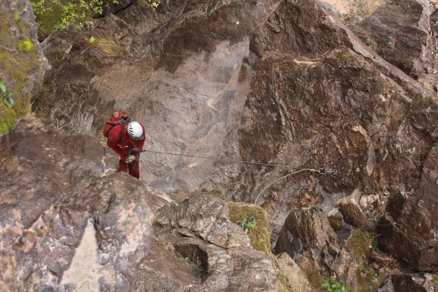 Ratownicy górscy ćwiczyli w ciasnych jaskiniach [ZDJĘCIA]