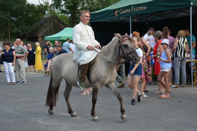 Ksiądz Wiesław na misyjnym pikniku wyglądał na zadowolonego