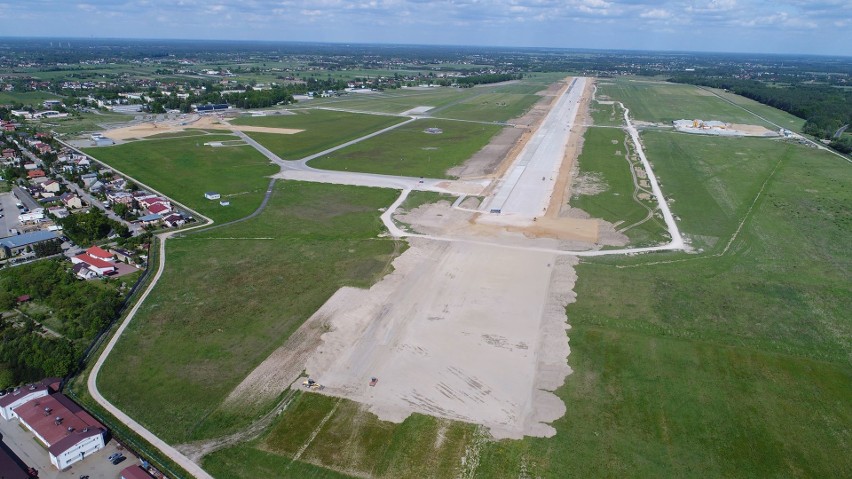 Budują pas startowy radomskiego lotniska, wkrótce rozpoczną się kolejne zadania. Zobacz niezwykłe zdjęcia z lotu ptaka