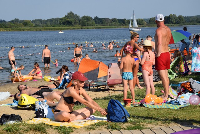 Mieszkańcy uwielbiają plażować nad zalewem Dojlidy