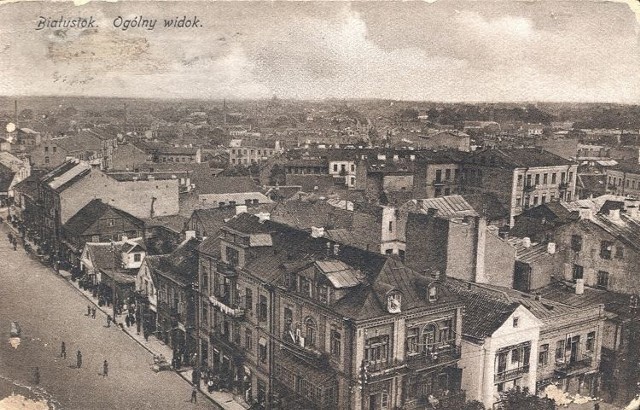 Wschodnia pierzeja ulicy Zamenhofa na pocztówce z około 1915 roku. Ze zbiorów Muzeum Podlaskiego w Białymstoku.