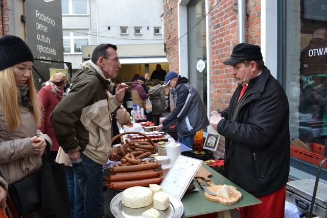 Marek Klonecki, rolnik ekologiczny z Jeżewa, cieszy się, że przybywa osób zainteresowanych kupnem żywności wyprodukowanej w zgodzie z naturą