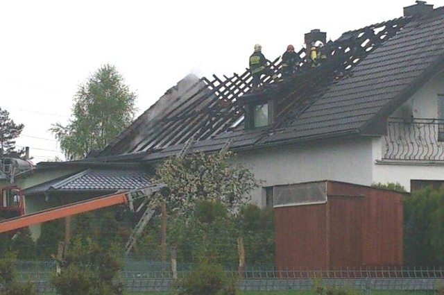 Spalił się cały dach nad budynkiem gospodarczym i część nad mieszkalnym.