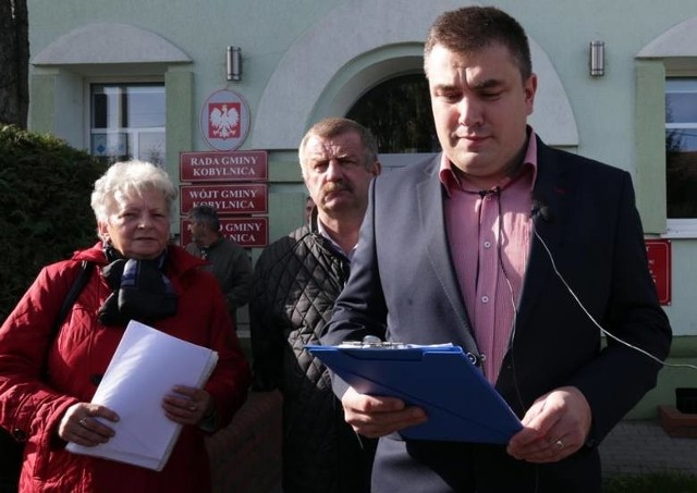 Paweł Pawlak uważa, że niekorzystne umowy naraziły gminę Kobylnica na straty finansowe