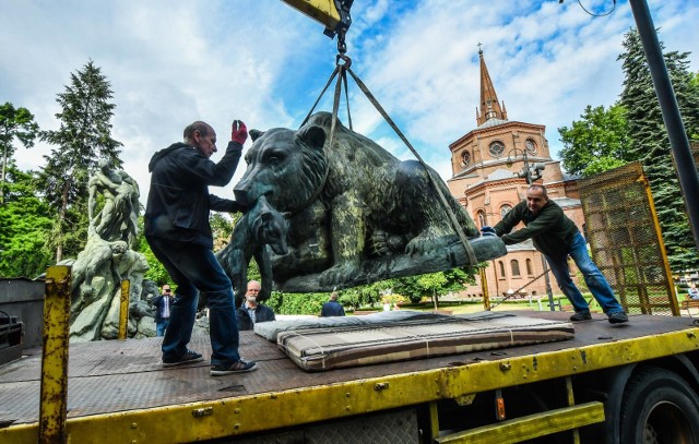 9 lipca rozpoczęto prace konserwatorskie przy monumentalnej fontannie Potop w parku Kazimierza Wielkiego. Z misy zniknęła rzeźba Niedźwiedzicy, która powróci na swoje miejsce jesienią. W najbliższych dniach odmalowana zostanie misa fontanny. Jeśli pogoda nie pokrzyżuje planów, Potop po tygodniowej przerwie ponownie zostanie uruchomiony. Zobacz wideo: 