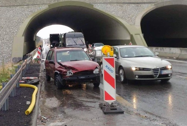 Do zdarzenia doszło w niedzielę, 24 czerwca na S3 koło Zielonej Góry. Kierowca opla wpadł w poślizg, skosił znaki drogowe i rozbił się o barierki.Do zdarzenia doszło na odcinku Zielona Góra-Nowa Sól. Kierowca opla corsy podczas jazdy wpadł w poślizg. Samochód uderzył w znaki drogowe i na koniec rozbił się o barierki. Na szczęście, nikomu nic się nie stało. Kierowca opla nie chciał pomocy  karetki pogotowia ratunkowego.Czytaj również: Śmiertelny wypadek na S3 [ZDJĘCIA]Na miejsce zdarzenia przyjechała zielonogórska drogówka. Kierowca opla za spowodowanie kolizji został ukarany mandatem i punktami karnymi.WIDEO: Akcja na A4. Kilkudziesięciu policjantów i helikopter w pogoni za motocyklistamiźrodło: TVN24/x-news