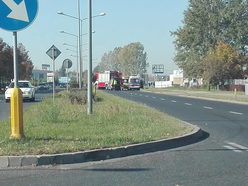 Dwa wypadki na ulicy Maratońskiej w Radomiu. Jeden kierowca był nietrzeźwy, drugi jechał pod prąd. Został zabrany do szpitala 