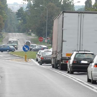 Z powodu olbrzymiego ruchu krzyżówka "dwójki&#8221; i "trójki&#8221; jest dziś najbardziej niebezpieczną w województwie i jedną z najbardziej niebezpiecznych w kraju