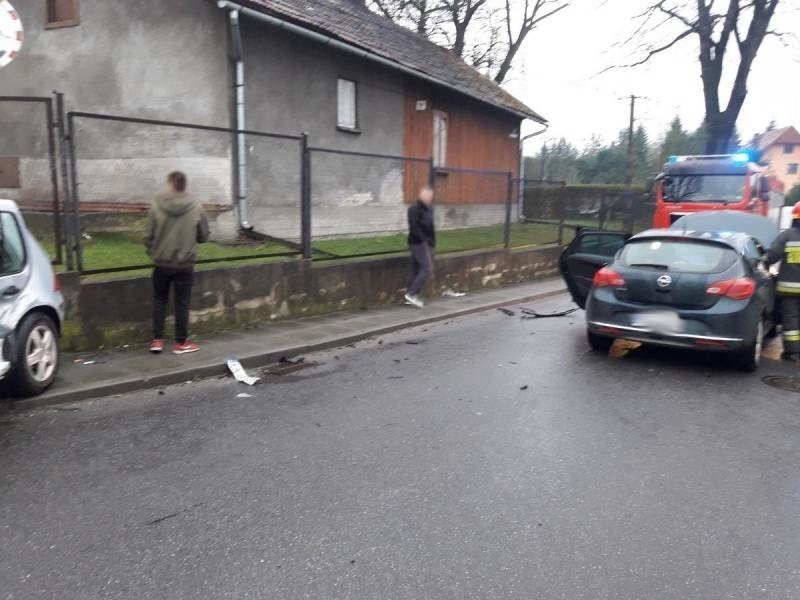 Wypadek na ul. Dąbrówki w Nowym Sączu. Dwie osoby trafiły do szpitala [ZDJĘCIA]