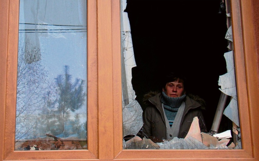 Reanata Sarnecka w oknach swojego spalonego domu w...