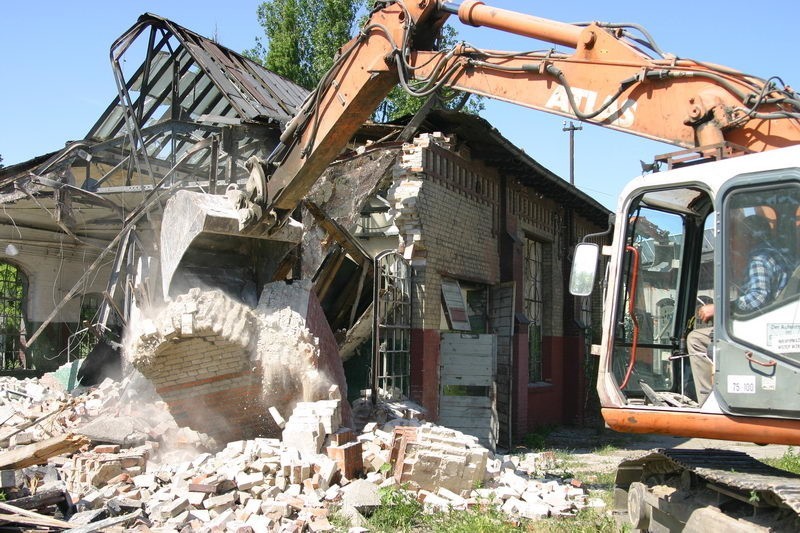 Rozpoczela sie rozbiórka obiektów lokomotywowni przy ul....