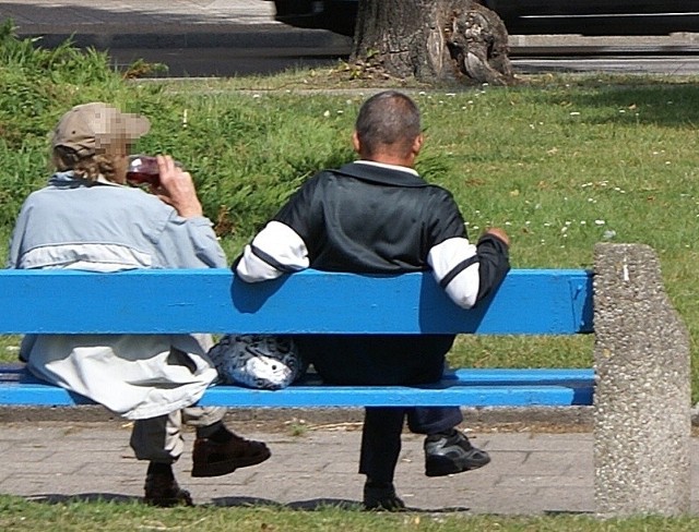 Dziś skwer nie jest reprezentacyjnym miejscem miasta. Nawet w środku dnia przesiadują tu amatorzy taniego wina. A szkoda, skwer położony jest w samym centrum, pomiędzy drogą z przeprawy promowej a wybrzeżem Władysława IV. Mógłby być prawdziwą perełką.