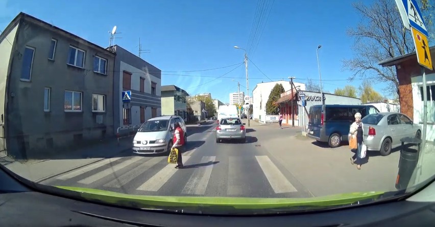 Prawie przejechał pieszą na pasach w Bydgoszczy. "I jeszcze się pluje. Co za gościu..." [zobacz wideo]