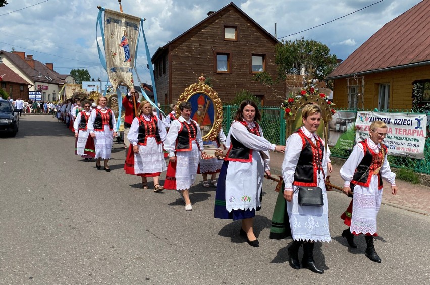 Kadzidło. Boże Ciało 2022. Procesja parafii pw. Świętego Ducha w Kadzidle. 16.06.2022. Zdjęcia